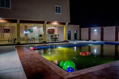 Una piscina al aire libre