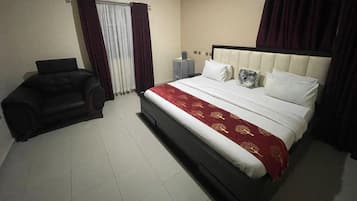 Premium Suite | Premium bedding, memory foam beds, desk, laptop workspace