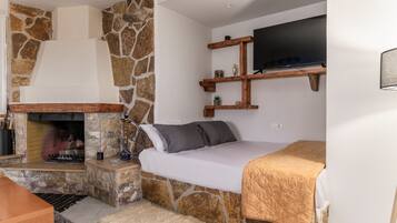1 habitación, escritorio, tabla de planchar con plancha y cuna de viaje