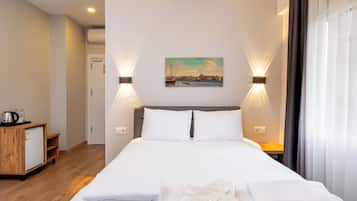 DELUXE ROOM | Premium bedding, individually decorated, individually furnished, desk