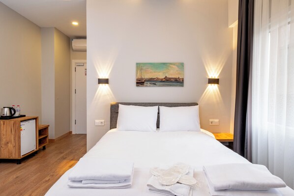 DELUXE ROOM | 高級寢具、獨特裝潢、布置獨特、書桌