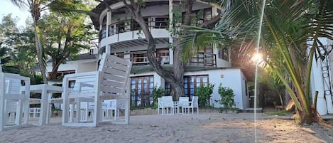 Vista frontal de la propiedad