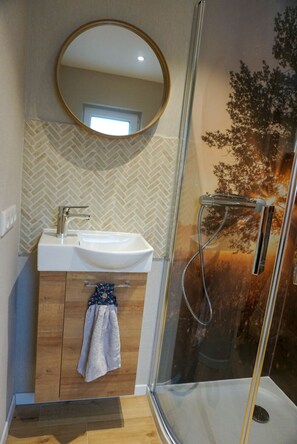 Douche, séchoir à cheveux, serviettes fournies, savon