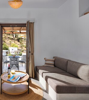 1 Bedroom Deluxe Apartment, Garden View | Setrika/meja setrika dan Wi-Fi gratis