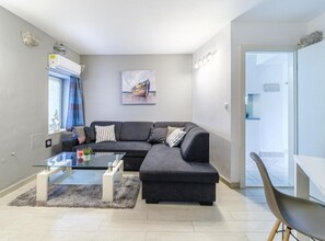 Leilighet (Two bedroom Apartment) | Oppholdsrom | En 32-tommers Flatskjerm-TV med digitale kanaler