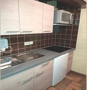 Kjøleskap, mikrobølgeovn, kokeplater og kaffetrakter/tekoker