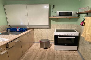 Kühlschrank, Mikrowelle, Ofen, Herdplatte