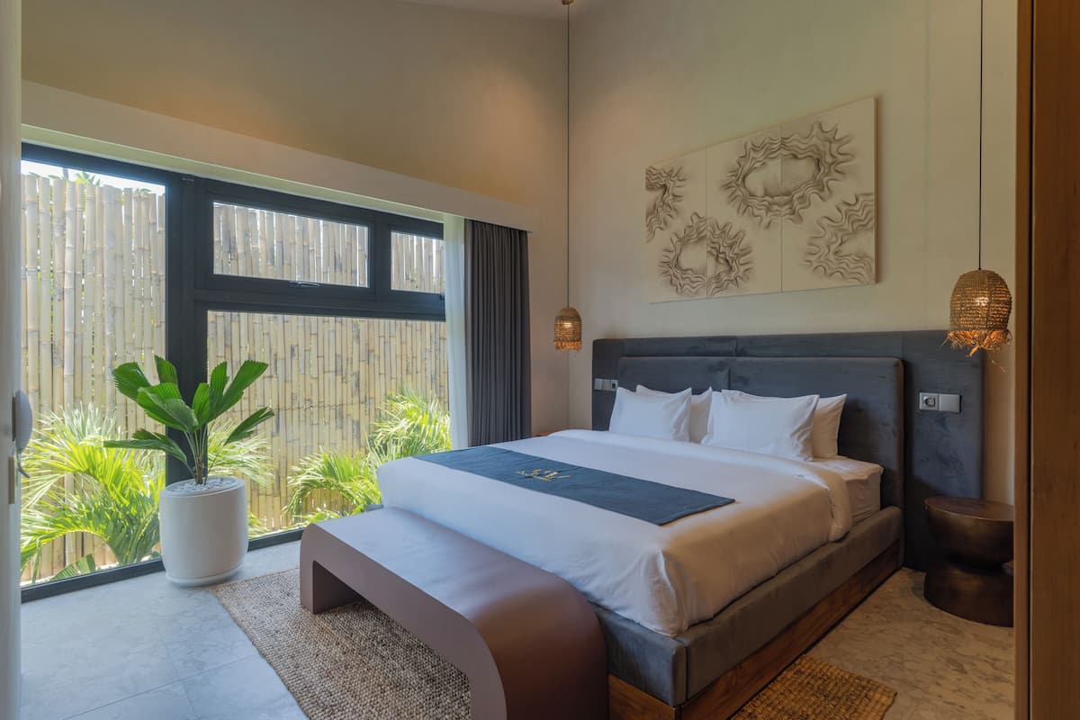 1 bedroom, Egyptian cotton sheets, premium bedding, down duvets