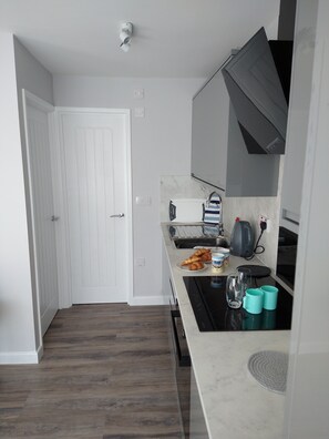 Jääkaappi, mikroaaltouuni, uuni, vedenkeitin