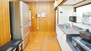Refrigerador, microondas, parrilla de estufa y tetera eléctrica 