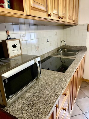 Een koelkast, een microgolfoven, een kookplaat