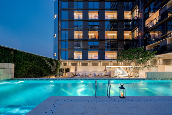 Una piscina al aire libre