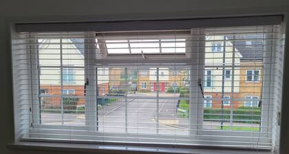 Gatwick Stay: Quick, Comfortable, and Convenient for Your Travels!.-15 guests.