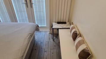 5 bedrooms, WiFi, bed sheets
