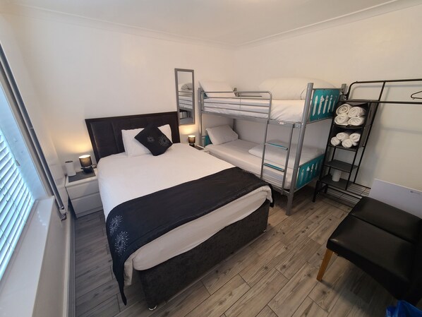 5 bedrooms, WiFi, bed sheets