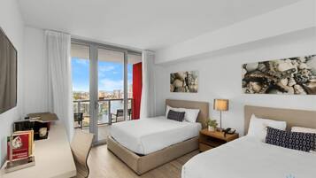 Escritorio, tabla de planchar con plancha, cuna de viaje y wifi