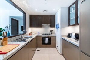 Jääkaappi, mikroaaltouuni, uuni, astianpesukone