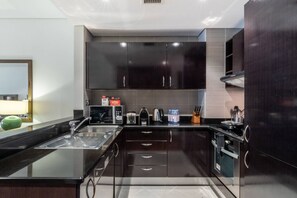 Køleskab, mikrobølgeovn, ovn, kogeplade