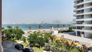 Ein modernes Gebäude mit Blick auf das Meer und die Stadtlandschaft.