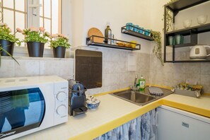 Refrigerador, microondas, cafetera y tetera y tetera eléctrica 