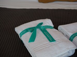 Dusj, miljøvennlige toalettsaker, hårføner og håndklær