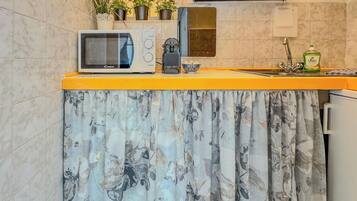 Réfrigérateur, micro-ondes, cafetiÚre/bouilloire, bouilloire électrique