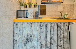 Réfrigérateur, micro-ondes, cafetière/bouilloire, bouilloire électrique