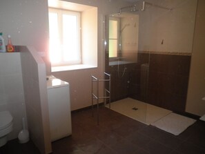 Douche, séchoir à cheveux, bidet, serviettes fournies