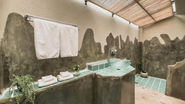 A bathroom with a glass sink, towels, and a potted plant. - Re-Connect Nature Lodge Pai (Pai)
