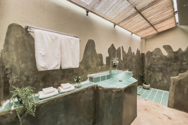 Een douche, pantoffels, handdoeken