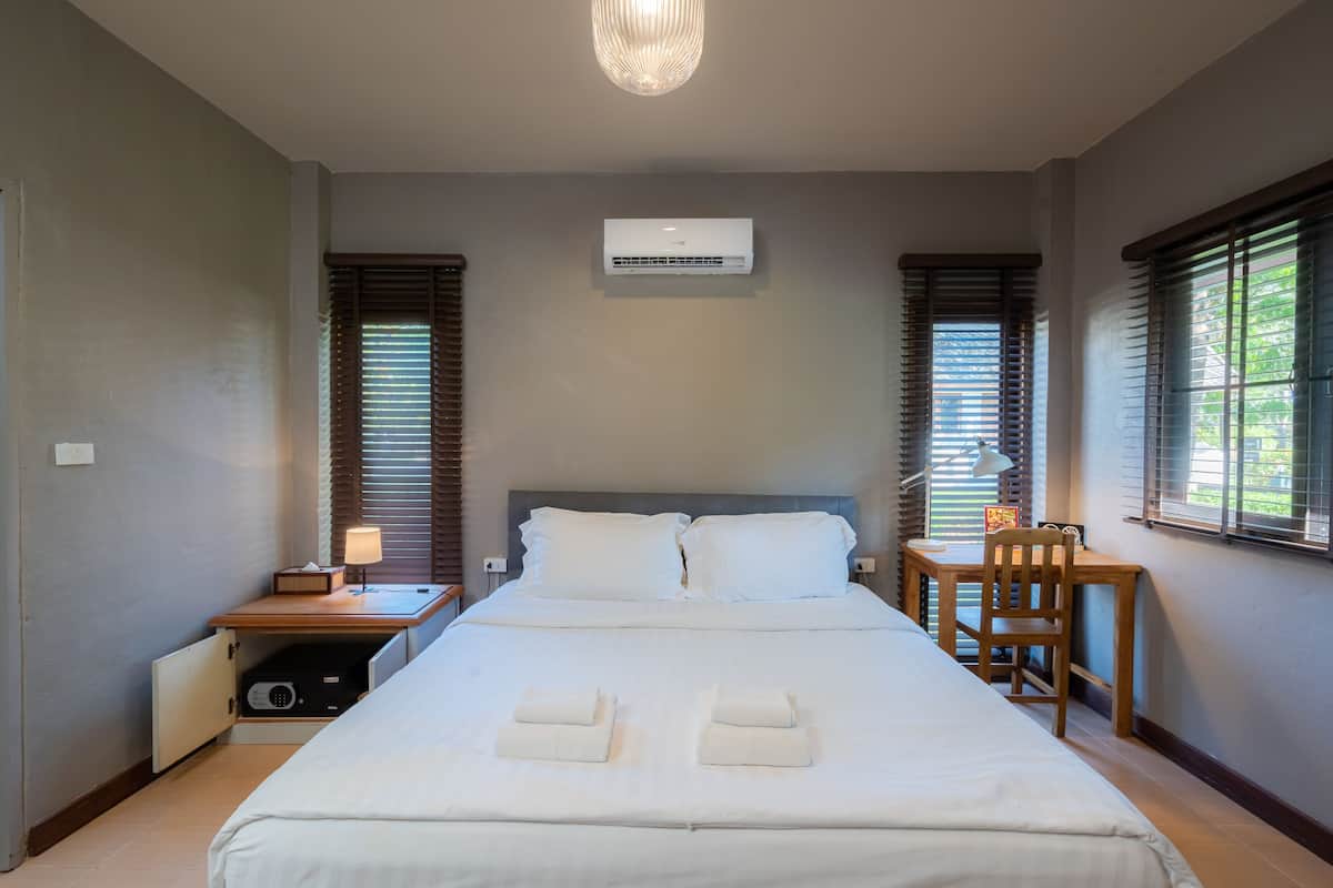 Pillowtop beds, desk, free WiFi, bed sheets