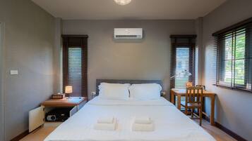 Bantalan ekstra lembut, meja kerja, Wi-Fi gratis, dan seprai linen