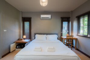 加厚床垫、办公桌、免费 WiFi、床单