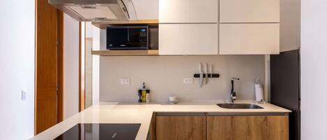 Réfrigérateur, micro-ondes, four, plaque de cuisson