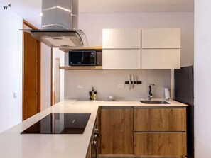 Réfrigérateur, micro-ondes, four, plaque de cuisson