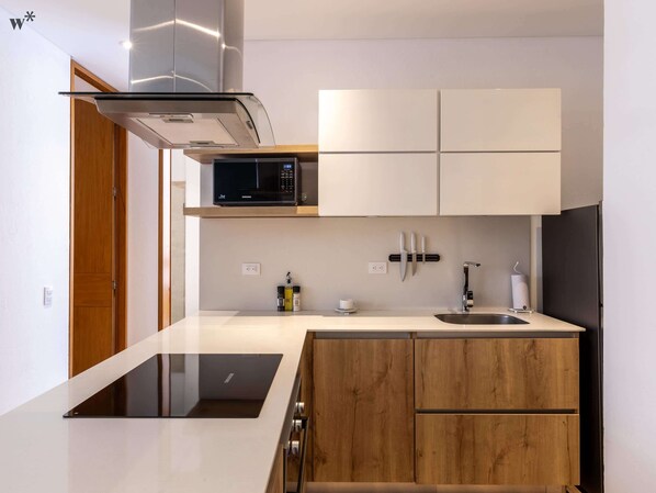 冷蔵庫、電子レンジ、オーブン、コンロ