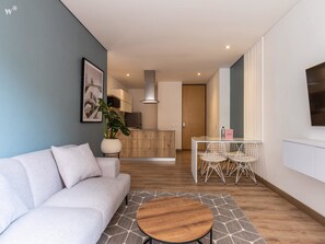 TV, offices - w* | Amazing 2BR in Chico (Bogotá)