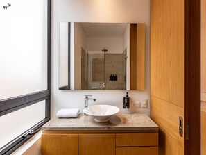 シャワー、ヘアドライヤー、タオル