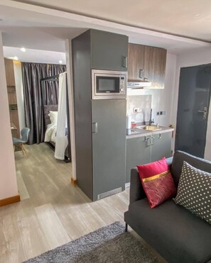 Deluxe Room | Free WiFi - LEADWORT HOTELS (Port Harcourt)