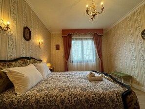 6 quartos, ferros/tábuas de passar roupa, Wi-Fi de cortesia