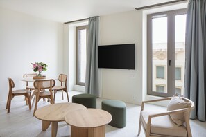 43-inch flat-screen TV with digital channels, Netflix - Hôtel La Suite (Biarritz)