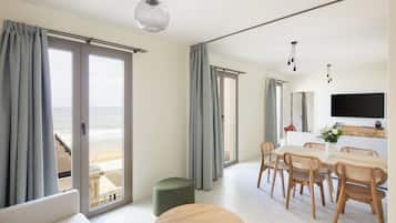 Family Suite | Living area | 43-inch flat-screen TV with digital channels, Netflix