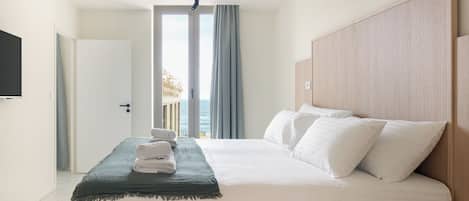 Minibar, coffres-forts dans les chambres, bureau, rideaux occultants