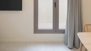 1 habitaciĂłn, minibar, caja de seguridad en la habitaciĂłn y escritorio