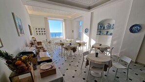A dining area with tables and chairs, a fruit basket, and a buffet. - Hotel Miramare - Spotorno (Spotorno)