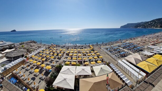 A beachside hotel with rows of sunbeds and umbrellas, a pool area, and a view of the sea. - Hotel Miramare - Spotorno (Spotorno)