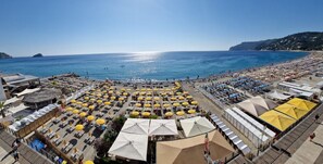 A beachside hotel with rows of sunbeds and umbrellas, a pool area, and a view of the sea. - Hotel Miramare - Spotorno (Spotorno)
