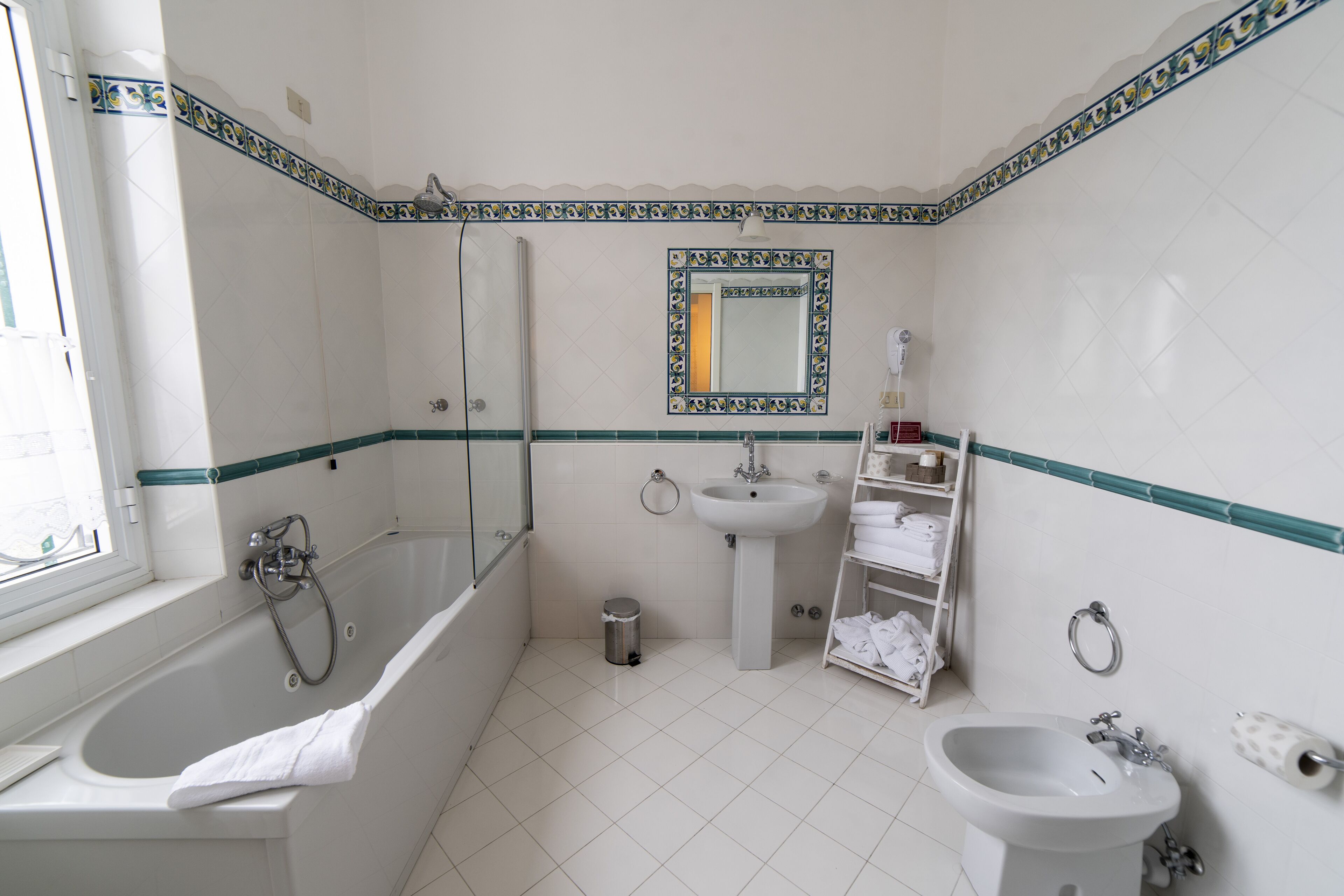 Une salle de bain avec une baignoire, un lavabo et un bidet.