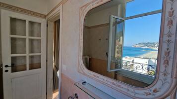 Vierbettzimmer, Balkon, Meerblick | Badezimmer | Haartrockner, Bademäntel, Bidet, Handtücher