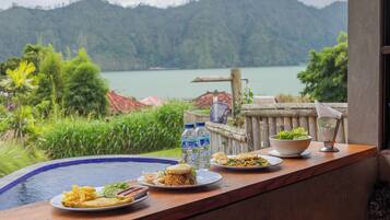 Desayuno con opciones de la cocina local incluido todos los días